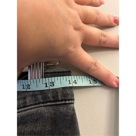 Everlane The Curvy Cheeky Crop Jeans In Washed Black Size 28 regular - Picture 5 of 9